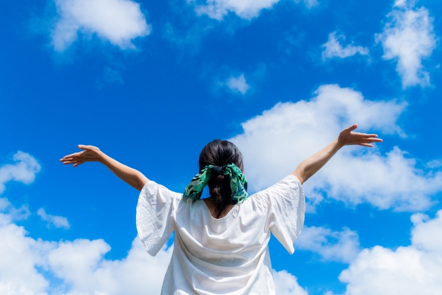 青空と女性の写真