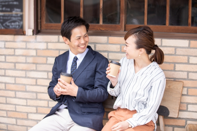 男女がコーヒーを飲みながら会話を楽しんでる写真