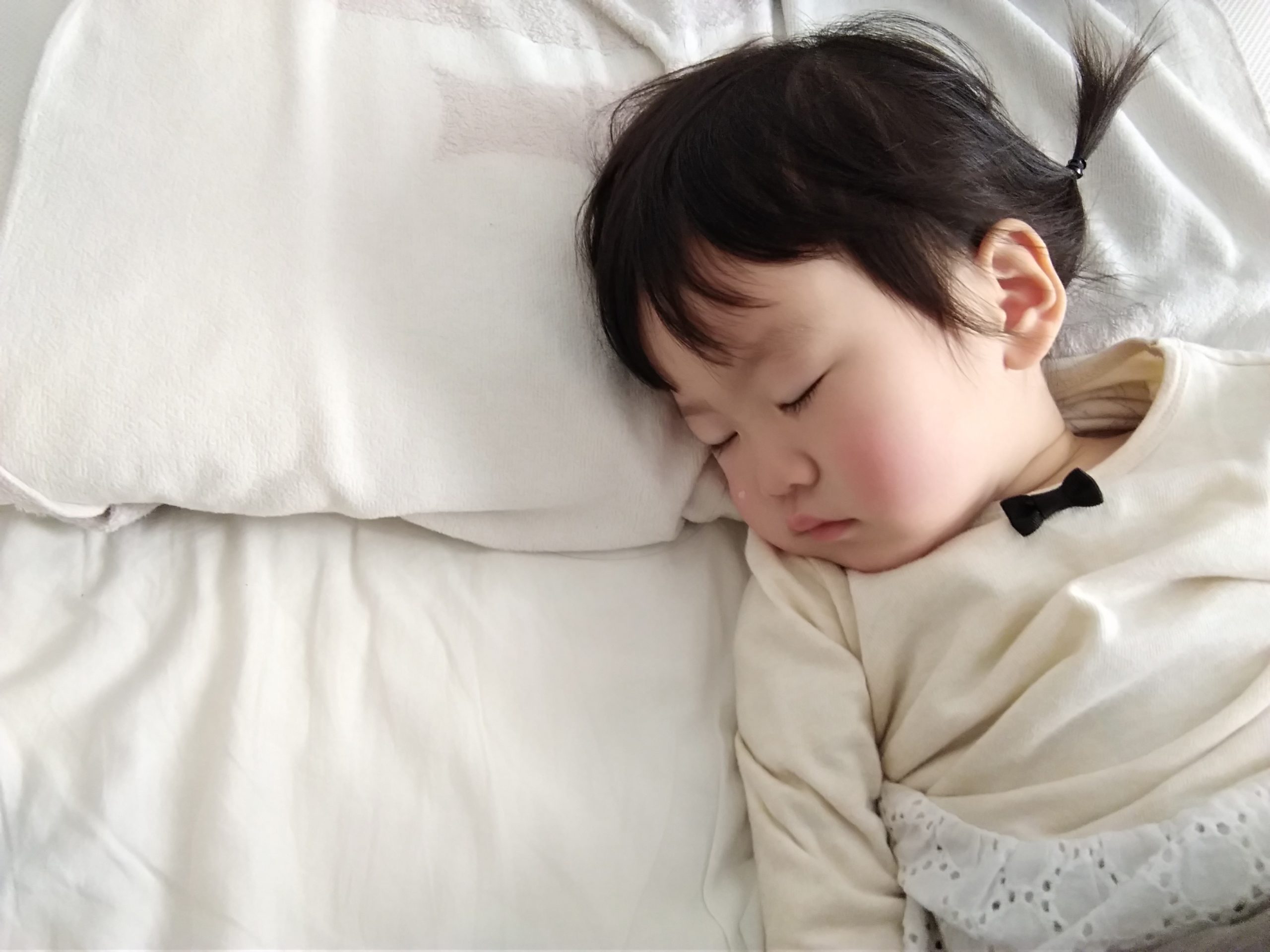 眠っている子どもの写真