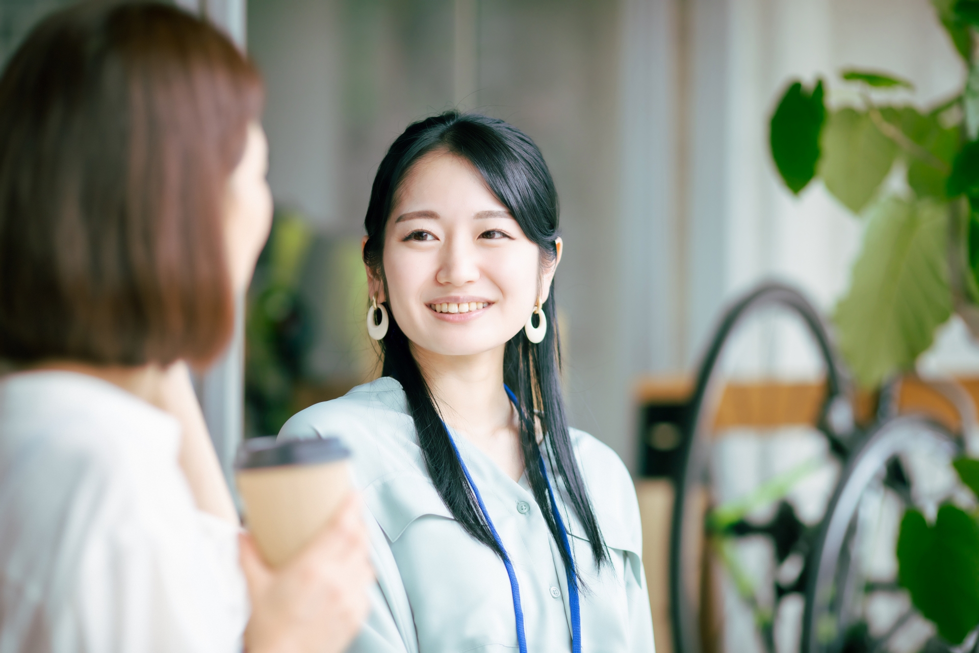 おしゃべりしてる女性の写真